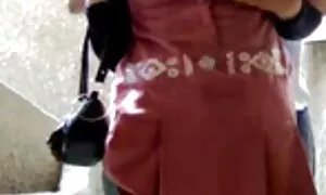 एक हिजाब में घर का ब ...