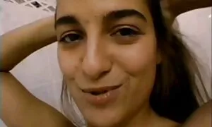 छोट बालों वाली अन्ना ...