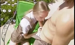 पतली किशोर बिल्ली के ...