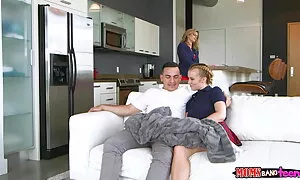 वास्तविकता राजा, माँ ...